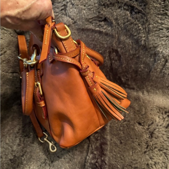 Elegant Tan Leather Handbag - Picture 3 of 13